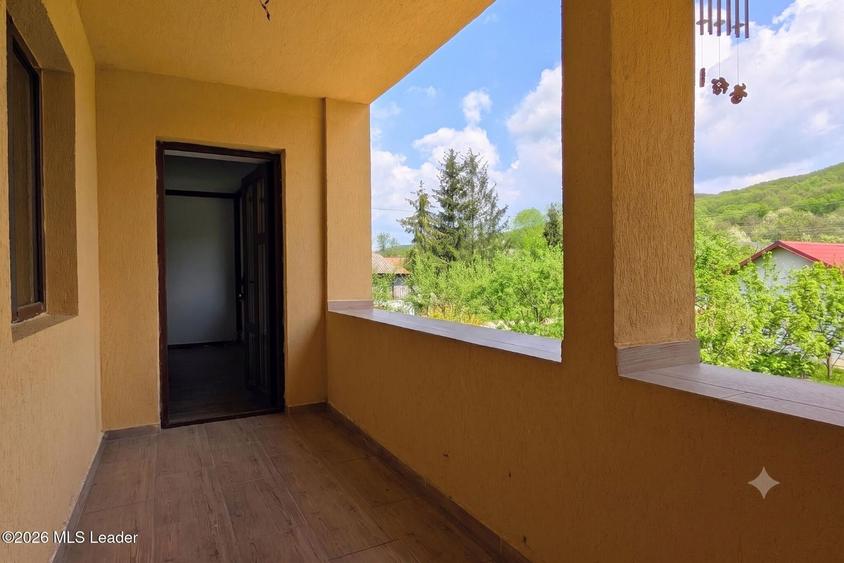 Casă individuală cu 8 camere cu Canalizare în Bălilești
