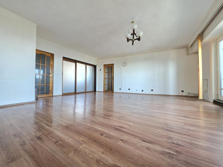 Apartament cu 4 camere decomandat în Lujerului