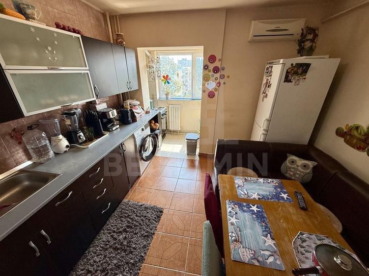 Apartament cu 3 camere semidecomandat în Craiovița Nouă