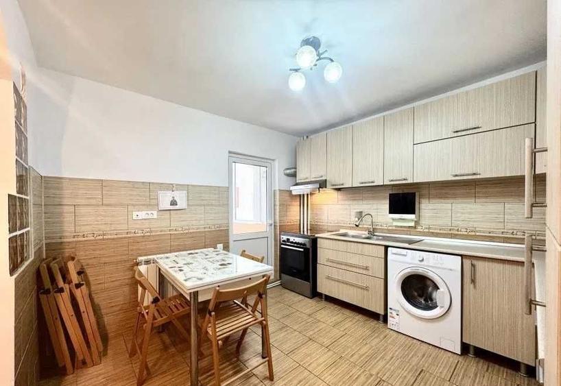 Apartament cu 3 camere semidecomandat în Rahova