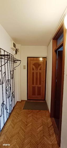 Apartament cu 4 camere decomandat în Tractorul