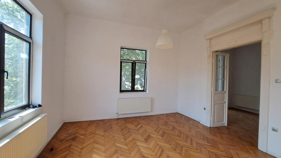 Casă cu 16 camere cu Canalizare în Capitale