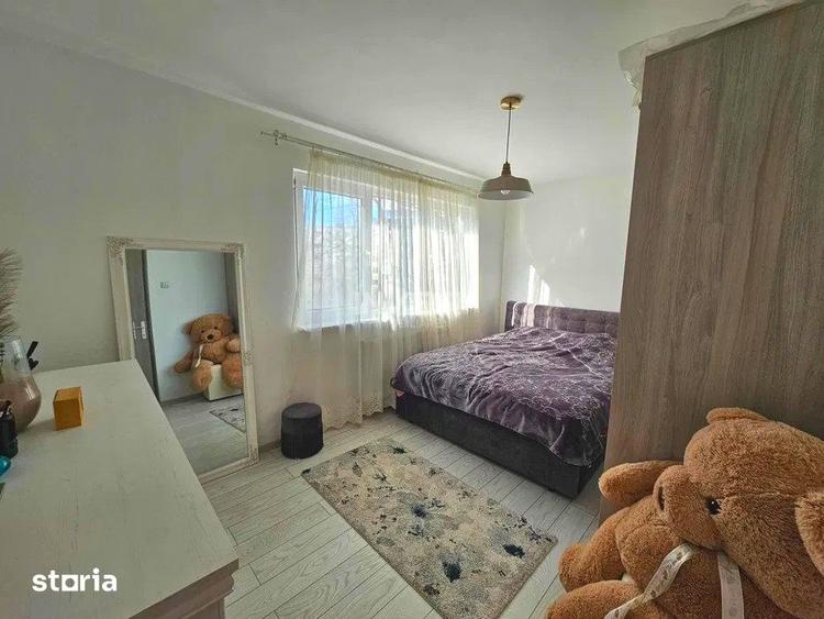 Apartament cu 3 camere semidecomandat în Podu Roș