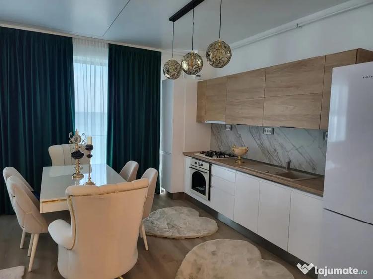 Apartament cu 4 camere decomandat în Central