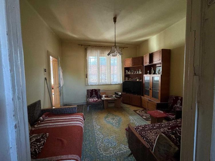 Casă cu 3 camere decomandat în Central