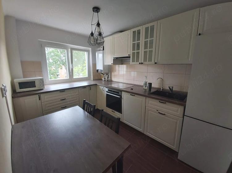 Apartament cu 3 camere semidecomandat în Sud