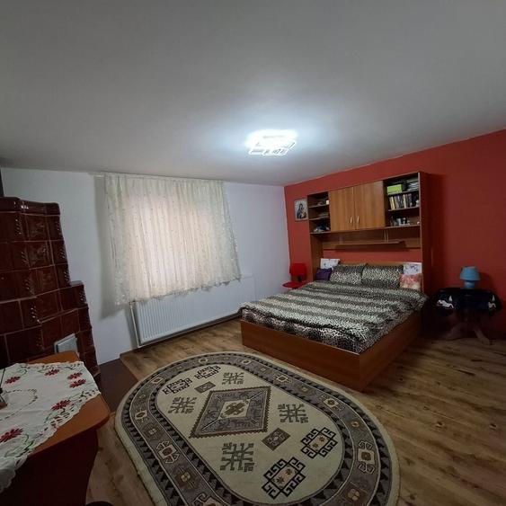 Casă cu 5 camere cu Canalizare în Central