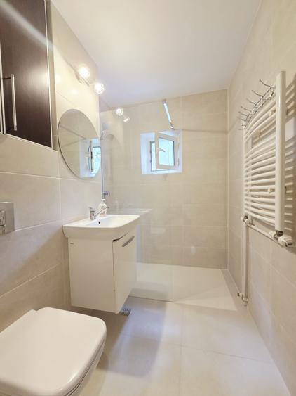 Apartament cu 3 camere decomandat în Piața Centrală