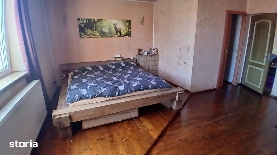 Casă cu 7 camere cu Teren 428 Mp în Șura Mare