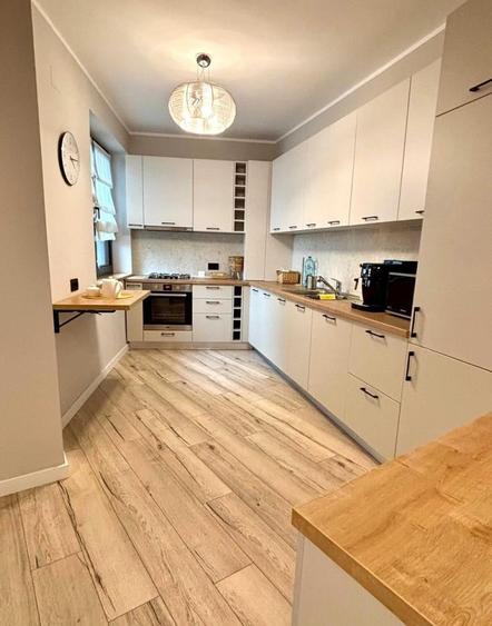 Apartament cu 3 camere decomandat, mobilat în Romană