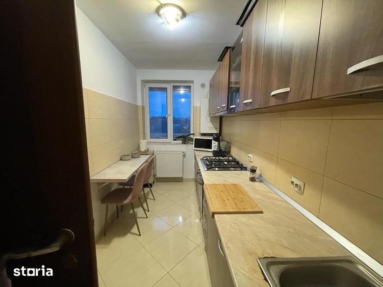 Apartament cu 3 camere în Apărătorii Patriei
