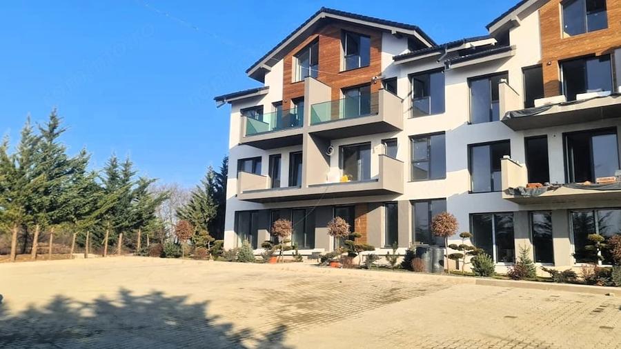 Apartament cu 4 camere semidecomandat în Cristian