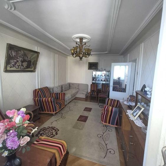 Apartament cu 3 camere decomandat în Crâng