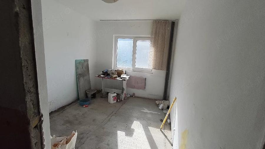 Apartament cu 3 camere decomandat în Drăgășani