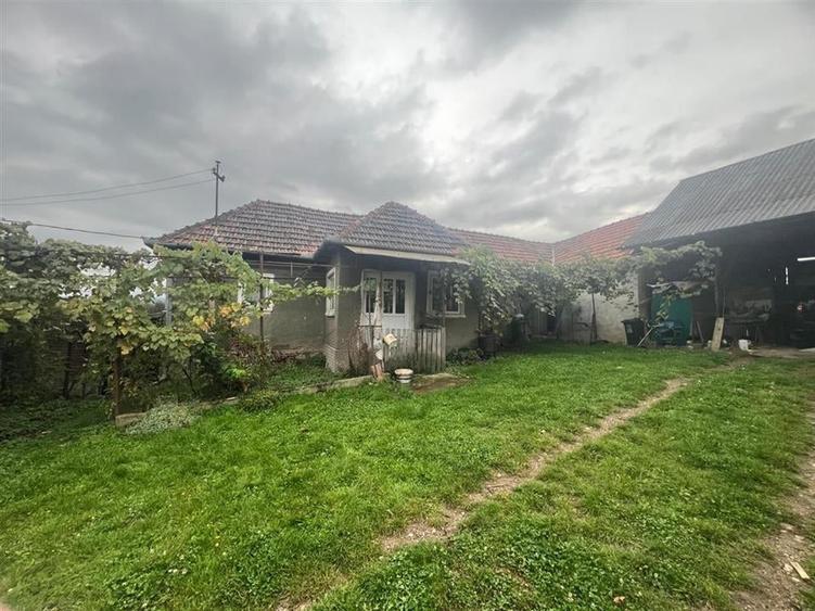 Casă individuală cu 5 camere cu Teren 3843 Mp în Lugașu de Sus