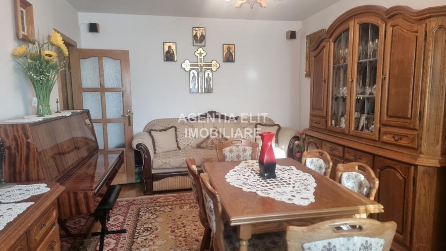 Apartament cu 4 camere decomandat în Central