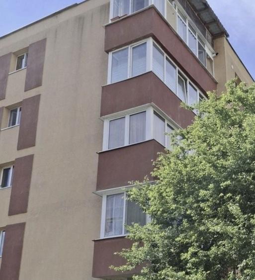 Apartament cu 3 camere decomandat în Florilor