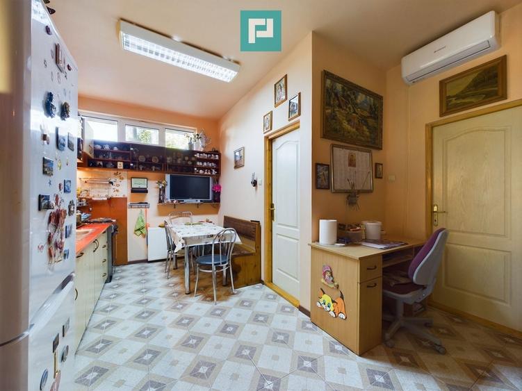 Casă individuală cu 8 camere cu Canalizare în Pârneava