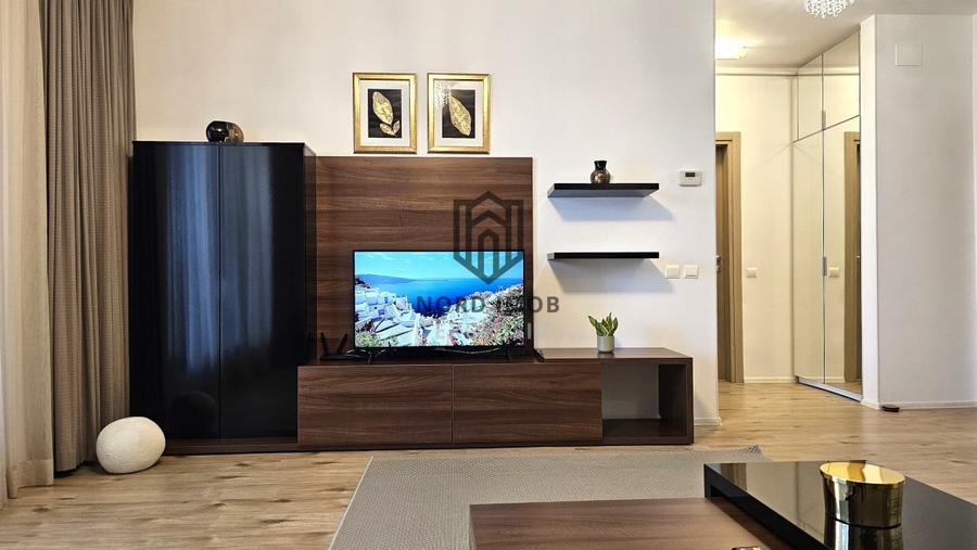 Apartament cu 4 camere semidecomandat, mobilat în Băneasa