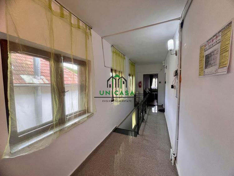 Casă individuală cu 6 camere cu Canalizare în Central