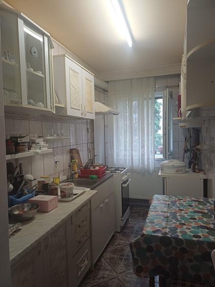 Apartament cu 4 camere semidecomandat în Vasile Aaron