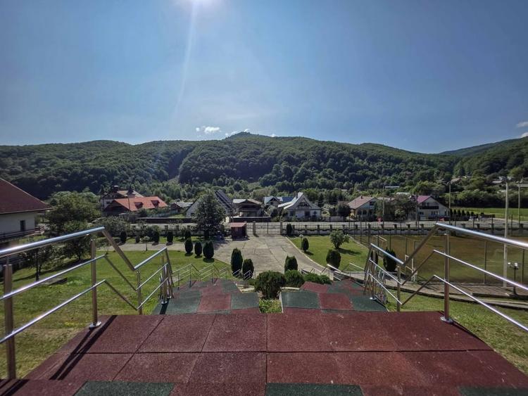 Casă individuală cu 13 camere cu Piscina în Slănic-Moldova