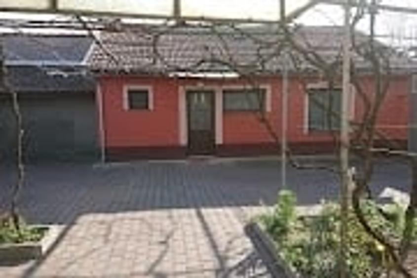 Casă cu 5 camere cu Teren 2800 Mp în Central
