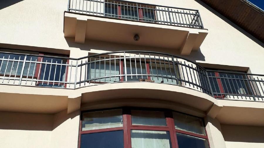 Casă individuală cu 10 camere cu Teren 750 Mp în Cisnădioara
