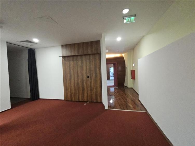 Birou, de 217 mp, în Central