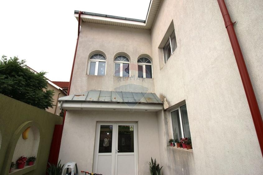 Casă individuală cu 7 camere cu Teren 245 Mp în Drumul Taberei