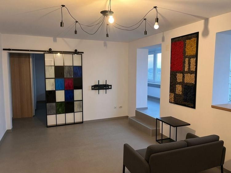 Apartament cu 3 camere semidecomandat, mobilat în Victoriei
