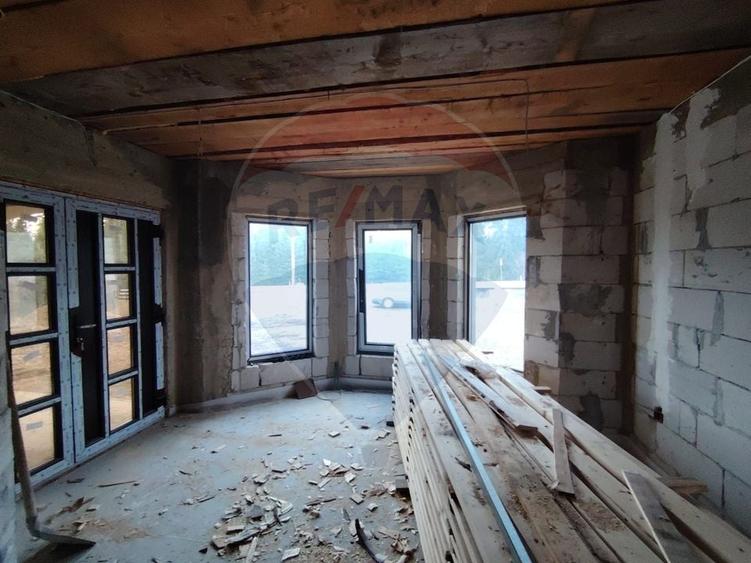 Casă individuală cu 8 camere cu Piscina în Poiana Stampei