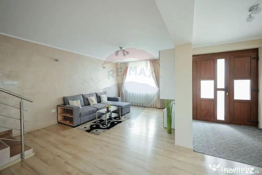 Casă cu 7 camere cu Teren 600 Mp în Haieu