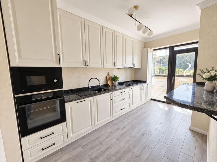 Apartament cu 3 camere semidecomandat în Băneasa