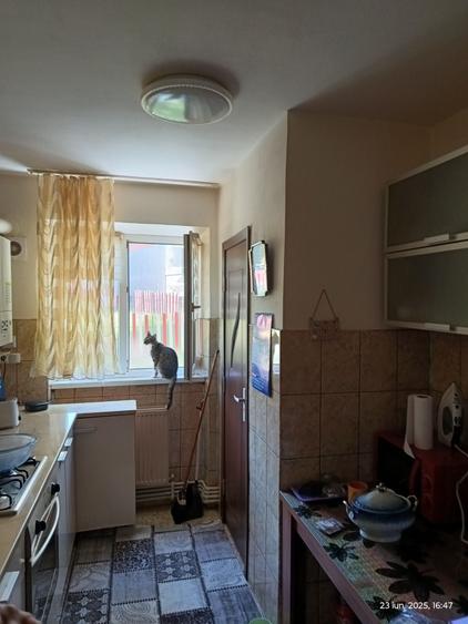 Apartament cu 3 camere semidecomandat în Central