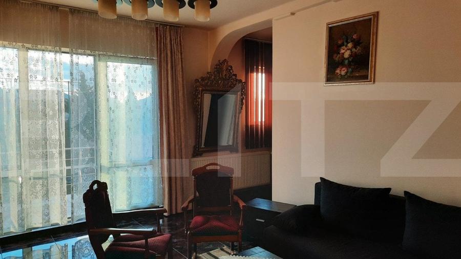 Casă individuală cu 9 camere cu Teren 868 Mp în Est
