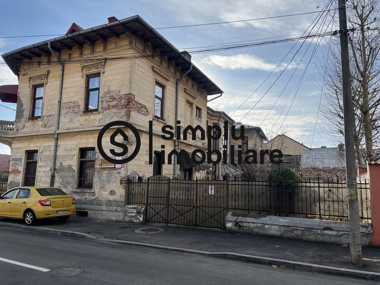 Casă individuală cu 15 camere cu Canalizare în Central