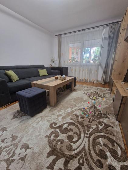 Apartament cu 3 camere semidecomandat, mobilat în Florilor