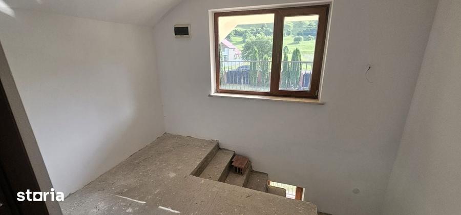 Casă cu 5 camere cu Teren 3600 Mp în Bâlca