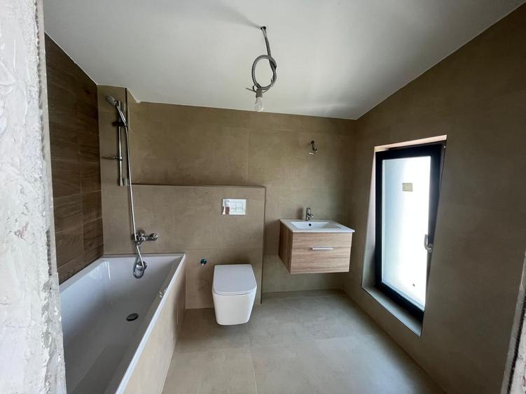Casă individuală cu 6 camere cu Canalizare în Tunari