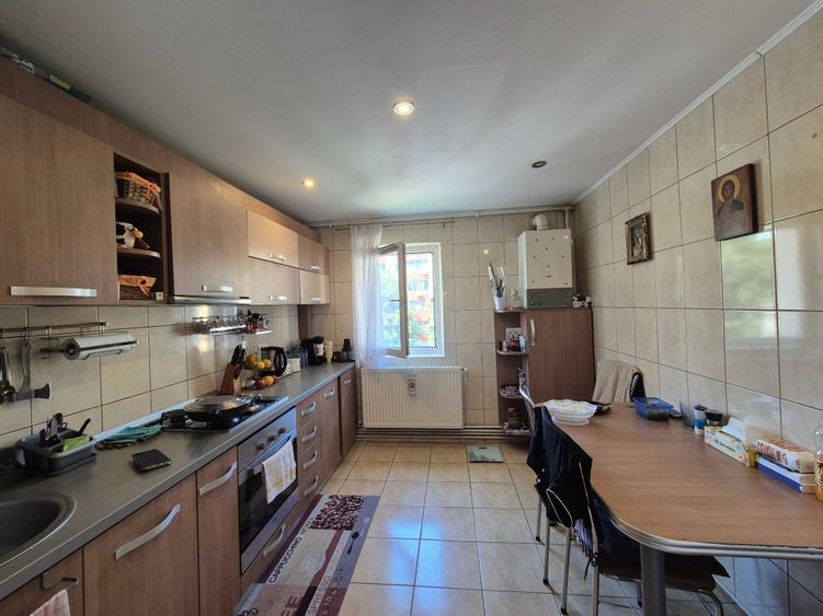 Apartament cu 3 camere decomandat în Central