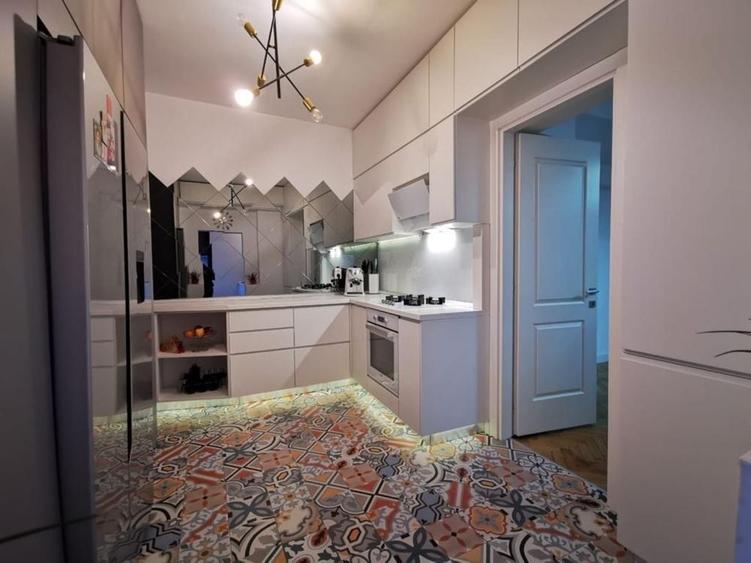 Apartament cu 4 camere semidecomandat în Capitale