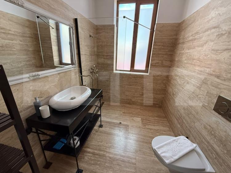 Apartament cu 3 camere semidecomandat, mobilat în Central