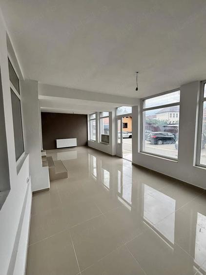 Apartament cu 5 camere nedecomandat în Pianu