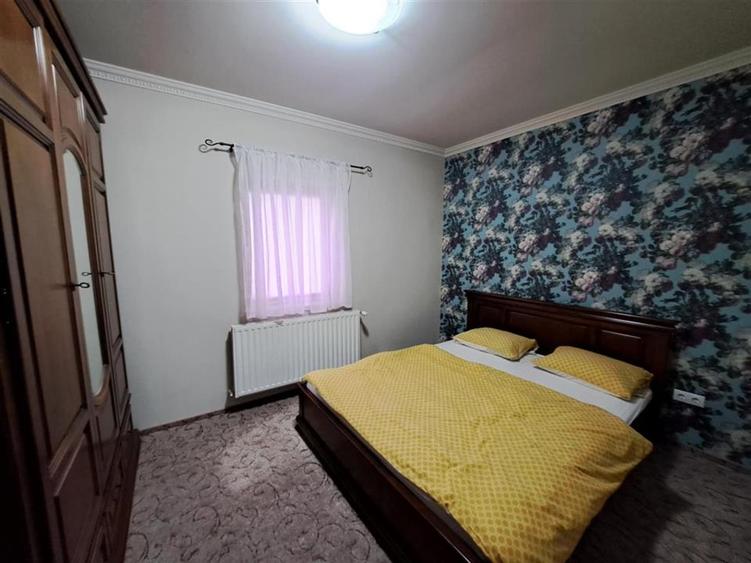 Casă cu 8 camere cu Teren 500 Mp în Periferie