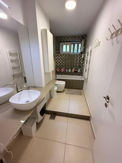 Apartament cu 3 camere semidecomandat, mobilat în Baba Novac