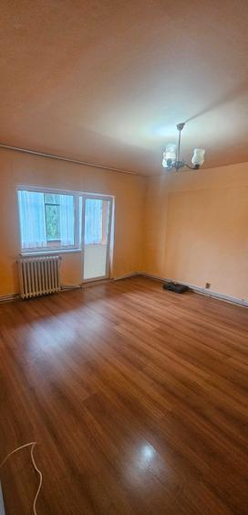 Apartament cu 4 camere decomandat în Dâmbul Rotund