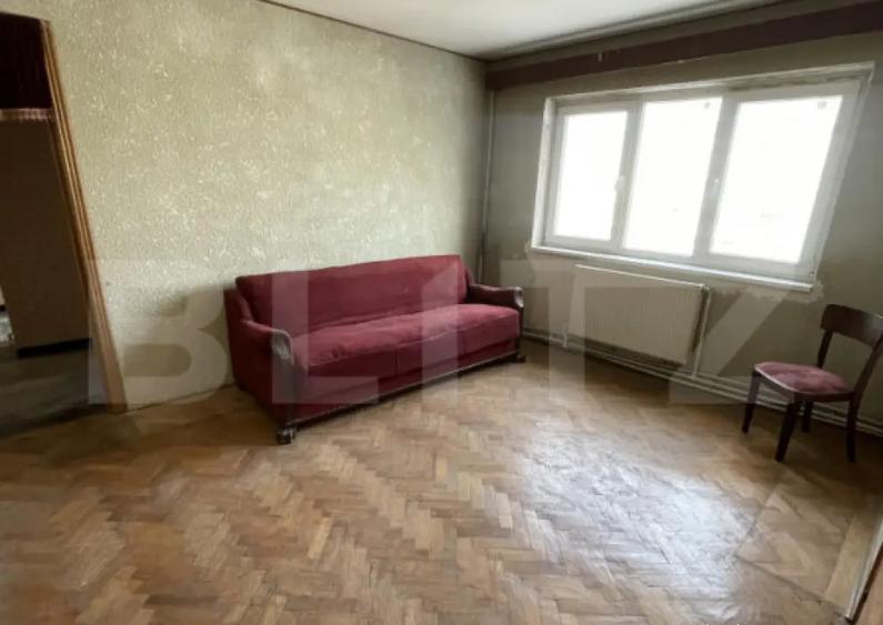 Apartament cu 3 camere semidecomandat în Central
