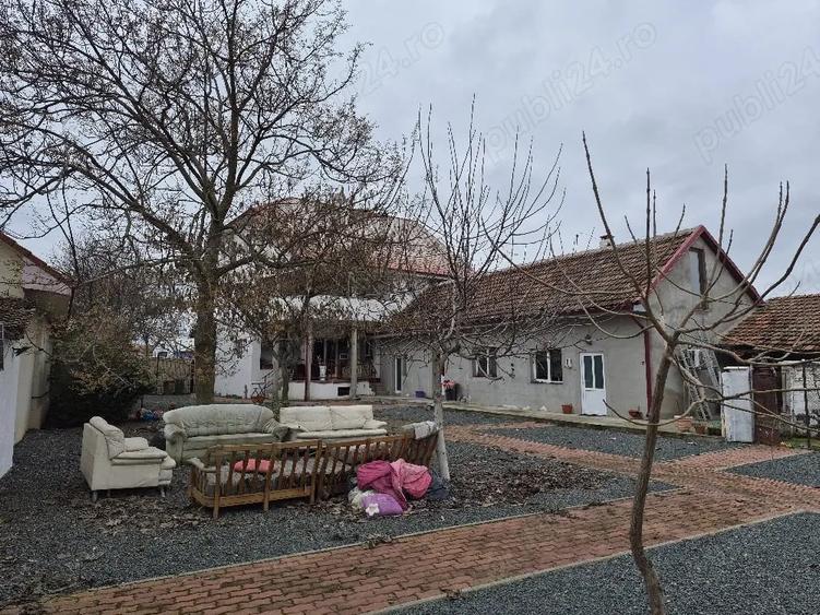 Casă cu 5 camere cu Teren 2850 Mp în Aradul Nou