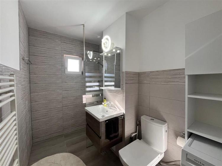 Apartament cu 2 camere semidecomandat, mobilat în Central